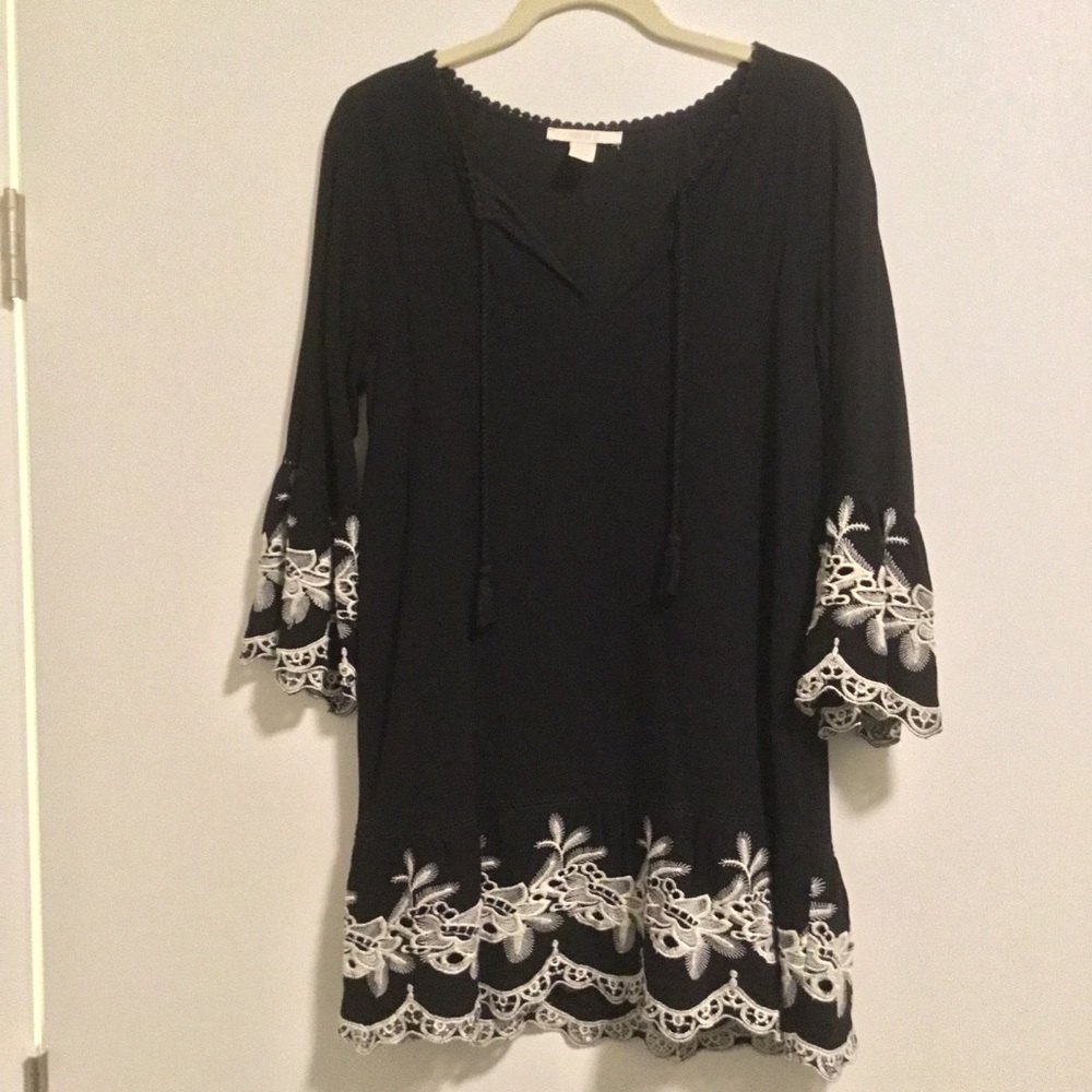 Black Flowey Dress with White Lace Beveled Sleeves